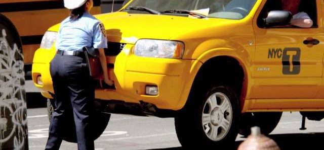 sekstant povećati u međuvremenu  Skrivena kamera snimala reakcije: Policajka golim rukama podigla automobil  i sve ostavila u čudu (VIDEO) | Tuzlanski.ba