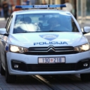 Muškarac u Zagrebu hodao bez odjeće po ulici i sjekirom razbijao auta, u kući mu pronašli tijelo žene