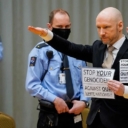 Masovni ubica Anders Breivik suđenje započeo nacističkim pozdravom i rasističkim simbolima