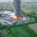 Požar u fabrici u Bijeljini prijeti i pogonima u kojima se nalaze plinske boce