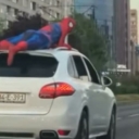 Sarajevski “Spiderman” došao s mora pa dobio kaznu nakon vožnje na krovu