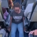 Žena sa invaliditetom u avionu morala puzati kako bi došla do WC-a
