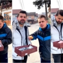 Amel Ćurić počastio ‘Džebru’ kolačima: “Ovo je Gračanica, ako niste znali”