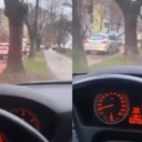 Pogledajte snimak bahate vožnje: Vozač BMW pretiče kolonu trotoarom dok ljudi prolaze