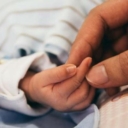 Vlada FBiH: Donesen Propis o isplati 1.000 KM novčane pomoći porodiljama za novorođeno dijete u FBiH
