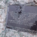 Sarajlije koje su oštetile ploču ratnom zločincu Ratku Mladiću kažnjeni novčano 6.000KM