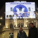Zgrada iznad Vječne vatre u Sarajevu obasjana logom Dana nulte diskriminacije