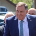 Dodik stigao na novo ročište u Sud BiH, okupljeni uzvikivali “Mile, Mile”