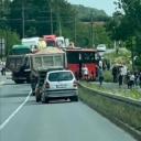 U sudaru autobusa i kamiona kod Obrenovca povrijeđeno 17 ljudi, jedna osoba poginula