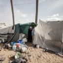 Izrael granatirao šatore raseljenih Palestinaca u Rafahu: Ubijeno najmanje 20 osoba
