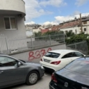 Na ambasadama Slovačke i Mađarske ispisani grafiti sa brojem ubijenih u Srebrenici