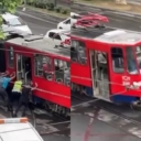 Beograd: Tramvaj iskočio iz šina, žena i sedam muškaraca pokušavaju “na ljuljanje” da ga vrate