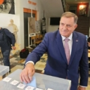 Dodik glasao na izborima u Beogradu, pa najavio sastanak s Vučićem
