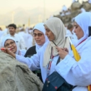 1,5 miliona muslimana moli se na brdu Arefat na temperaturama visokim 43 stepena
