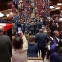 Tuča u italijanskom parlamentu, poslanika izveli u kolicima