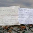 Sraman natpis na Memorijalnom centru Kapija u Tuzli: ”Generale Mladiću, nek je slava tvojoj majci…”